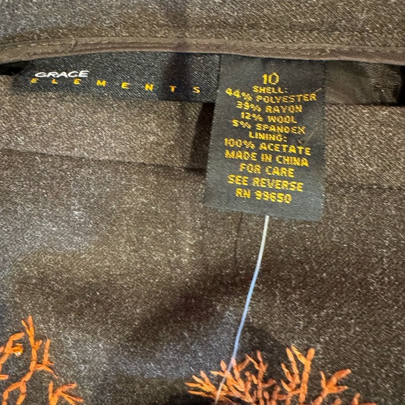 Embroidered A-line wool skirt. Size 10. - Picture 5 of 5